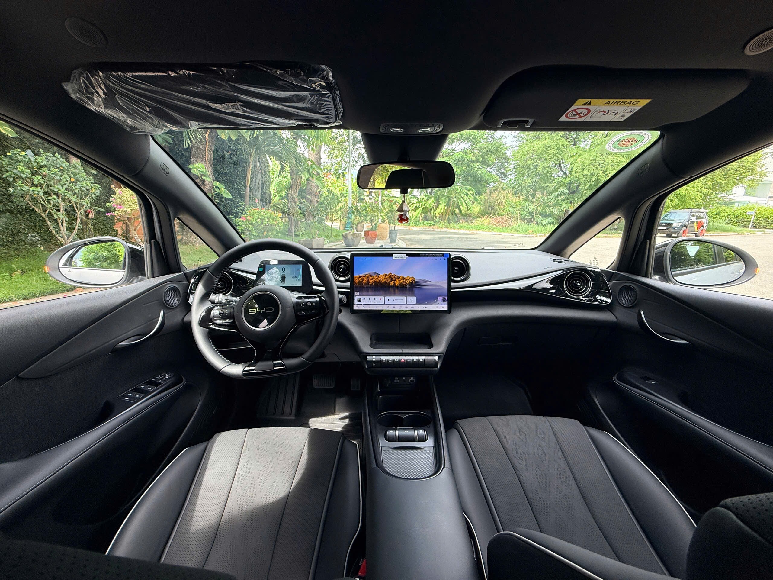 Bên trong khoang lái, BYD tiếp tục chiều lòng khách hàng trẻ bằng những trang bị công nghệ.