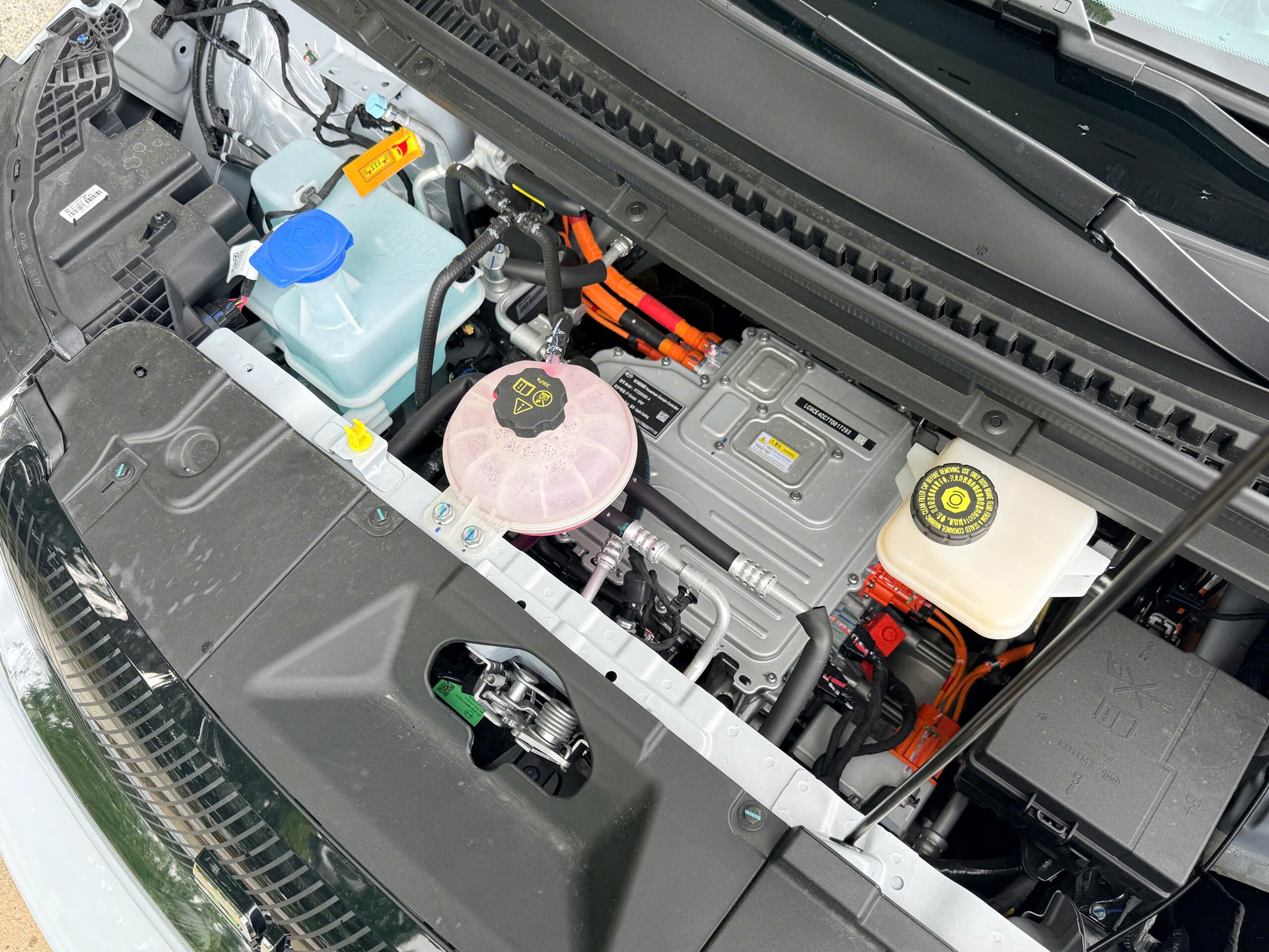 Xe được trang bị khối động cơ điện nam châm vĩnh cửu, cho công suất 94 mã lực và mô-men xoắn 180 Nm.