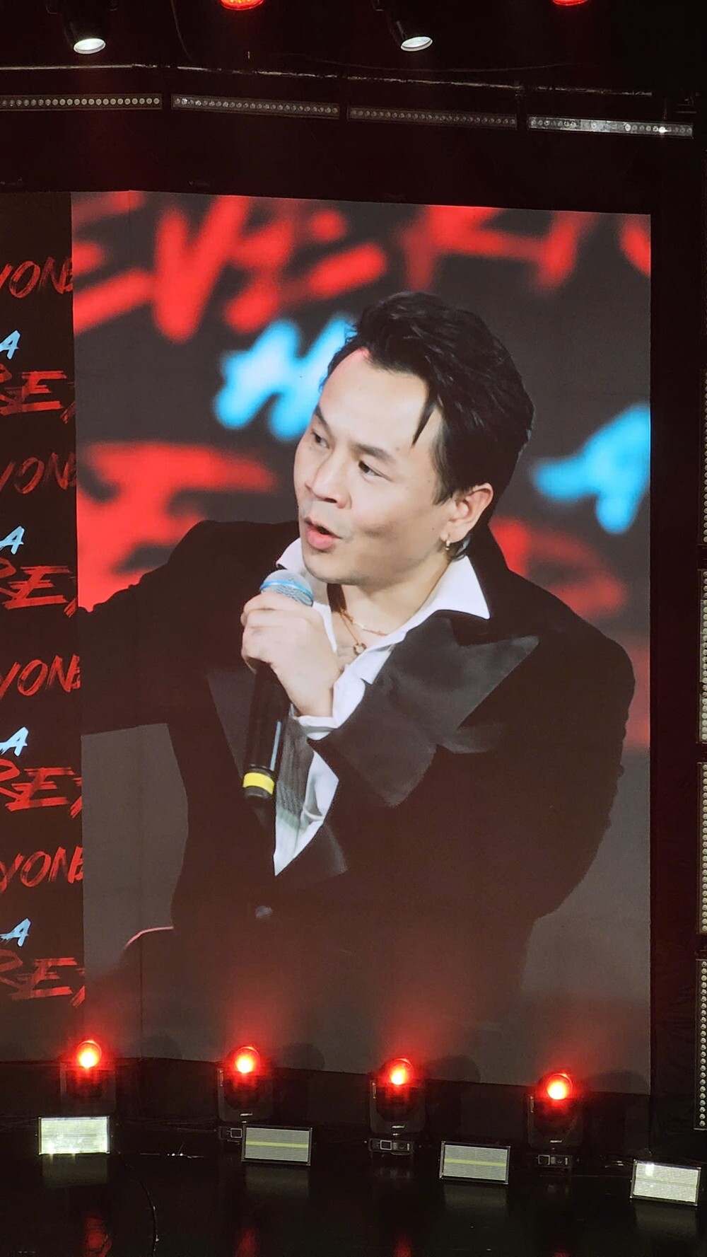 Các nghệ sĩ hết mình trong fan-meeting.