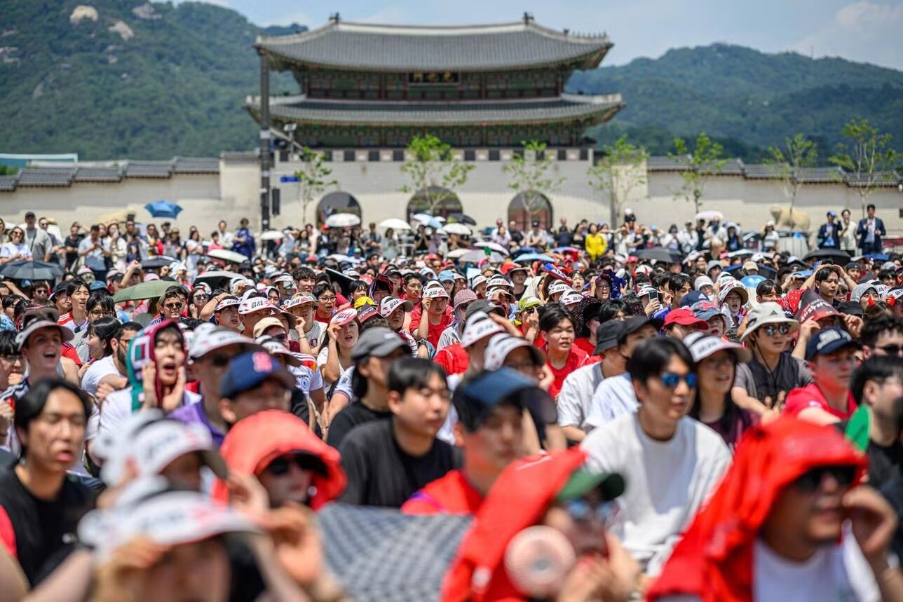 Người dân Hàn Quốc đổ về Quảng trường Gwanghwamun theo dõi trận ra quân của đội tuyển Hàn Quốc gặp CH Czech tại World Cup 2026. Ảnh: The Korean Times.