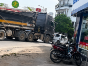 Khoảnh khắc ô tô con chuyển làn vào 'điểm mù', bị xe ben ủn đi hàng chục mét