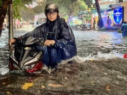Ngập ngang người sau mưa lớn ở TP HCM