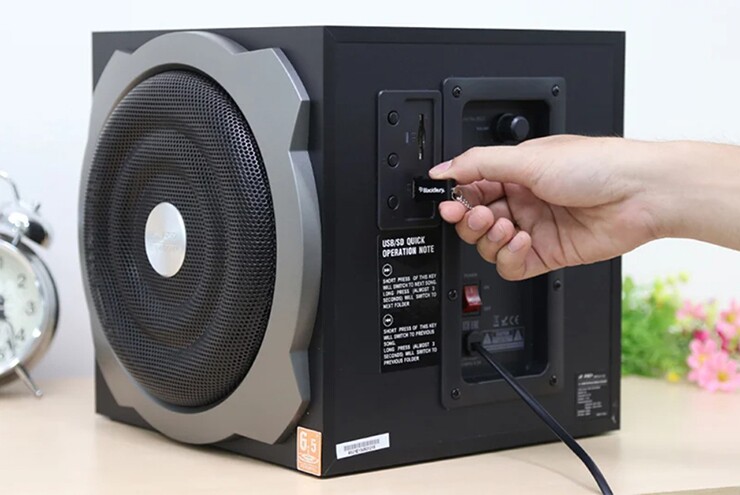 Lỗ thoát hơi giúp không khí di chuyển vào và ra khỏi thùng loa khi loa trầm hoạt động.