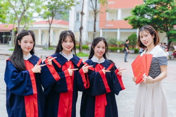 Chị Vũ Thị Hải Yến cùng 3 cô con gái. Ảnh: NVCC