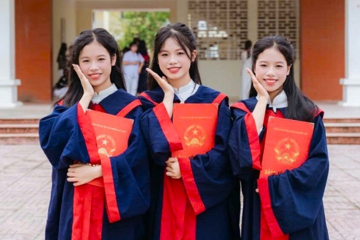 &nbsp;3 chị em sinh 3 Lê Vũ Huyền Trang, Lê Vũ Minh Thư, Lê Vũ Phương Nhi (lần lượt từ trái sang phải) cùng trúng tuyển trường chuyên của tỉnh Ninh Bình ở kỳ thi lớp 10 năm 2026. Ảnh: NVCC
