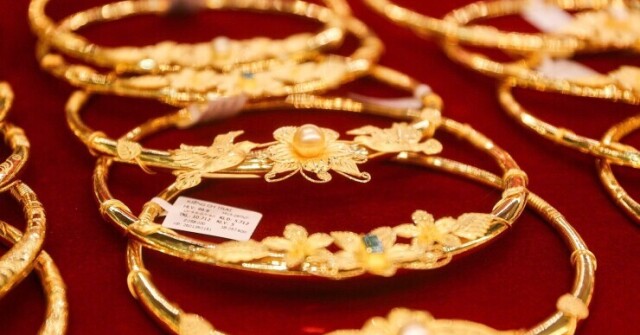 Giá vàng hôm nay 15-6: Vừa mở cửa, vàng, bạc đồ...