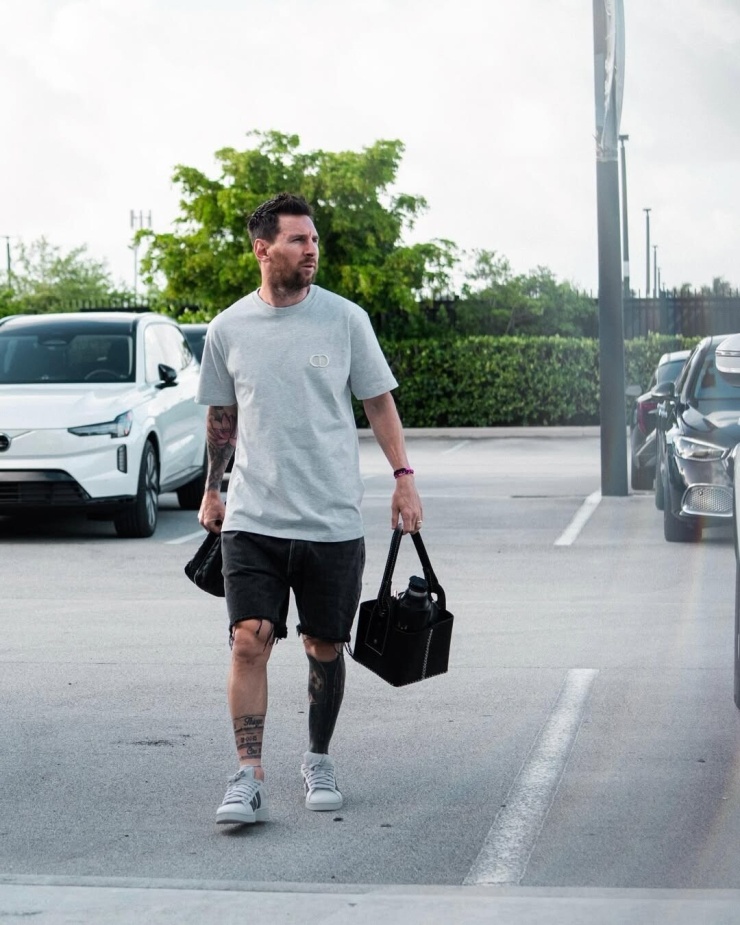 Trang phục đi tập của siêu sao Messi - 6