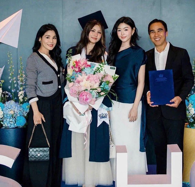 Vợ chồng Quyền Linh và con gái lớn Lọ Lem lộ diện tươi tắn, chúc mừng Hạt Dẻ trong cột mốc đặc biệt.