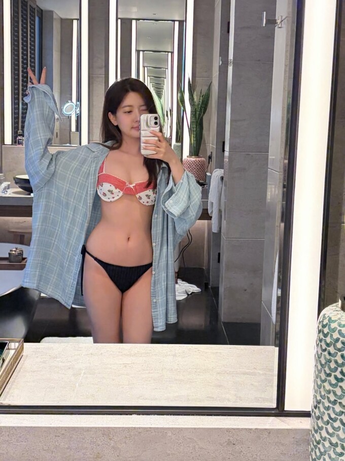 Ngôi sao chụp ảnh áo tắm. Ảnh: Instagram