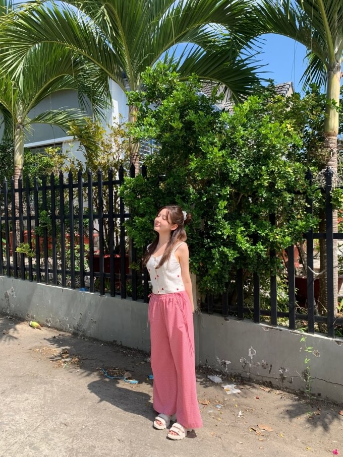Jo Soo Min chụp ảnh tại một xóm ven biển ở Phú Quốc. Ảnh: Instagram