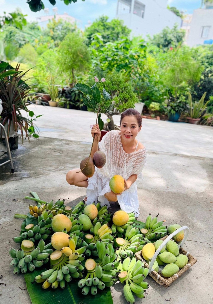 Ca sĩ Mỹ Lệ bên các "chiến lợi phẩm" thu hoạch trong vườn nhà. Ảnh: FBNV