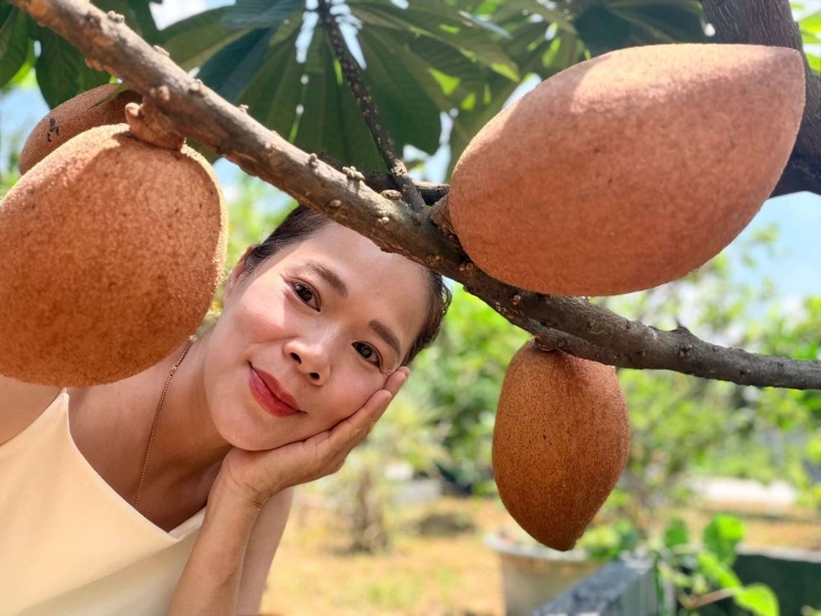 Mỹ Lệ có một tình yêu đặc biệt với cây cối, công việc làm nông. Ảnh: FBNV