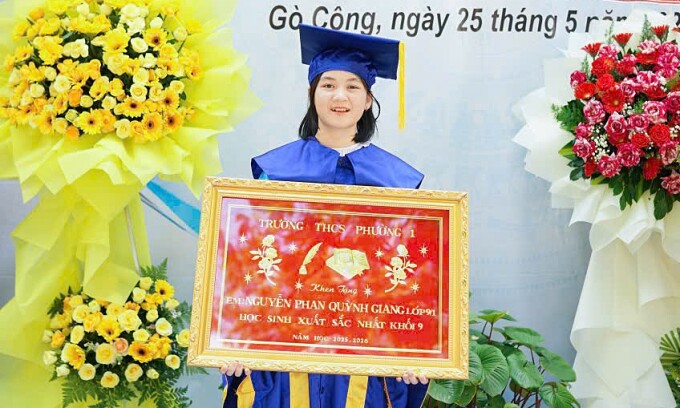 Quỳnh Giang nhận khen thưởng về thành tích xuất sắc tại trường THCS Phường 1, Đồng Tháp. Ảnh: Gia đình cung cấp