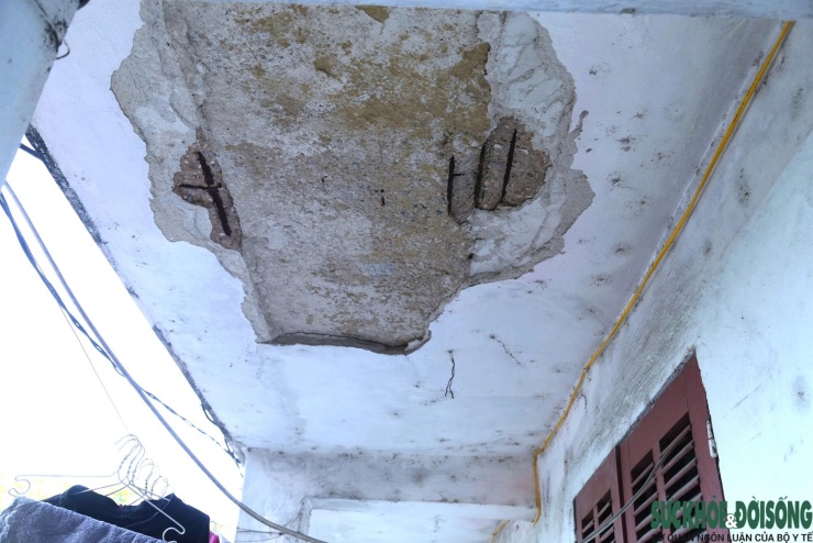 Những mảng bê tông bong tróc xuất hiện tại nhiều tòa nhà, tiềm ẩn nguy cơ mất an toàn cho cư dân.