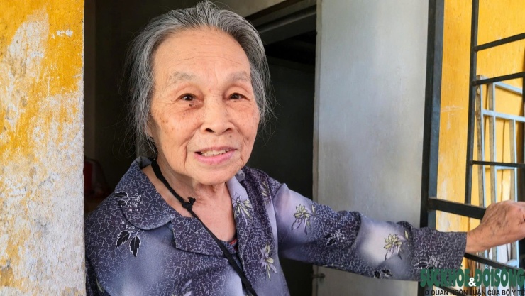 Bà Đinh Thị Tý (85 tuổi) cho biết, nhiều năm qua cư dân luôn thấp thỏm chờ ngày được chuyển đến nơi ở mới an toàn hơn.