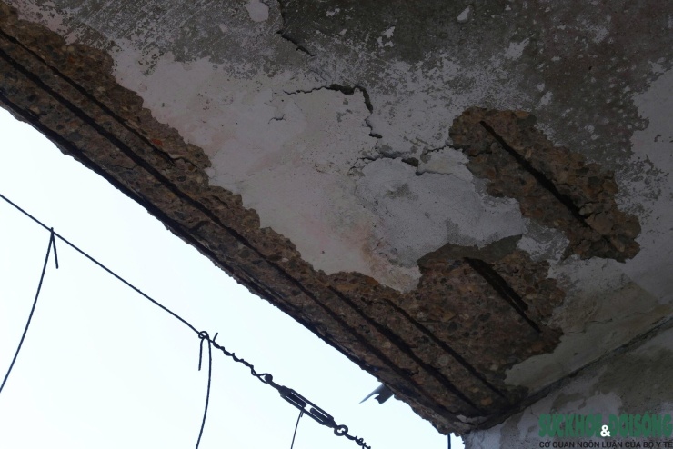 Mỗi vết nứt, mảng bê tông bong tróc đều khiến người dân thấp thỏm mỗi khi mưa bão về.