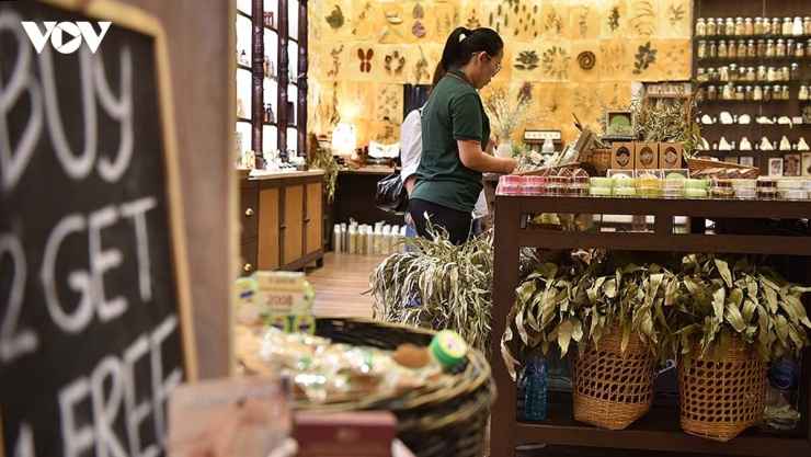 Những gian nhà kho cũ trở thành trung tâm thương mại nhỏ, nơi bán những món hàng lưu niệm thủ công tinh tế, những sản phẩm thời trang mang đậm phong cách Thái dành cho du khách.