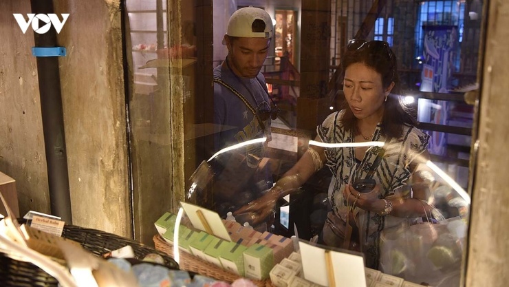 Trong những gian hàng được cải tạo từ nhà kho, xưởng sản xuất cũ. Những món hàng hóa, quà lưu niệm dường như khoác thêm một phần ký ức đô thị cổ.