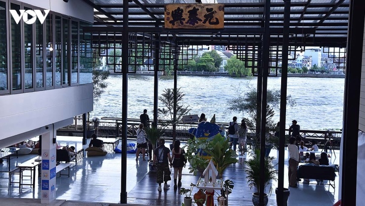 Nơi bến cảng cũ bên bờ&nbsp;Chao Phraya chuyển mình, mang một sứ mệnh mới, trở thành&nbsp;không gian nghệ thuật, chữa lành cho du khách và cư dân đô thị.
