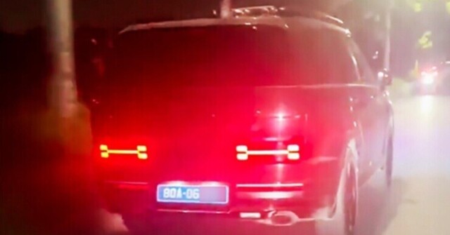 Va chạm khiến người phụ nữ nhập viện, tài xế xe biển xanh hú còi rời hiện trường