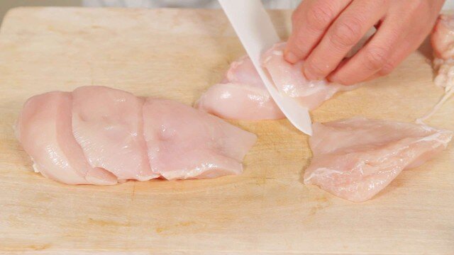 Sơ chế và thái ức gà đúng cách.