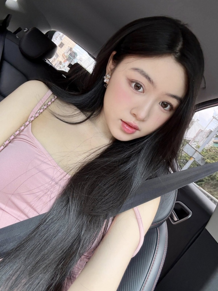 Lọ Lem diện set đồ gần 200 triệu đồng mừng em gái tốt nghiệp - 9