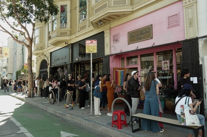Hàng dài khách xếp hàng chờ mua cà phê của quán Nâu Coffee ở San Francisco, California. Ảnh: NVCC