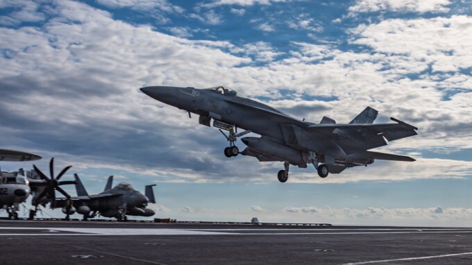 Tiêm kích F-18 hạ cánh trên tàu sân bay USS Gerald R. Ford ngày 1/3, trong chiến dịch không kích Iran. Ảnh: AP