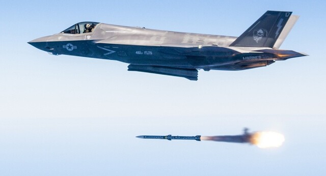 Máy bay F-35 phóng tên lửa AIM-120. (Nguồn: MW)
