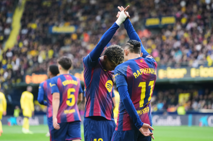 Raphinha ăn mừng cùng Lamine Yamal sau khi ghi bàn mở tỷ số từ chấm phạt đền Barca gặp Villarreal tại Villarreal, Tây Ban Nha ngày 21/12/2025. Ảnh: AP