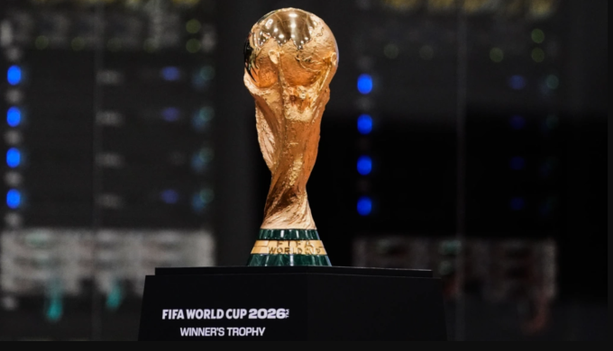Cup vô địch World Cup của FIFA được trưng bày trong lễ khai trương Trung tâm Truyền hình Quốc tế tại Dallas ngày 1/6/2026. Ảnh: AP