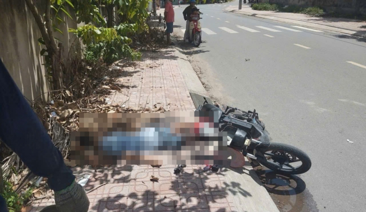 Một đứa trẻ bị người đàn ông đánh bất tỉnh, nằm gục trên lề đường và không qua khỏi khi đang trên đường đi cấp cứu. (Ảnh: X.M)
