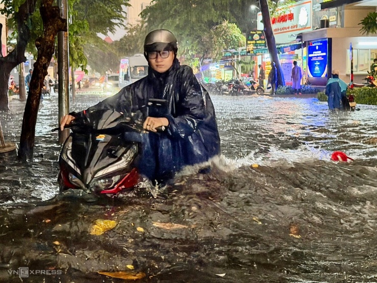 Ngập ngang người sau mưa lớn ở TP HCM - 1