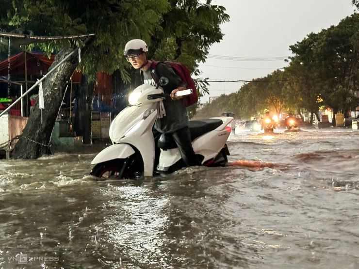 Ngập ngang người sau mưa lớn ở TP HCM - 7
