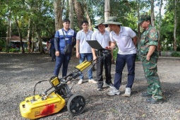 Dùng radar rà từng mét đất để tìm kiếm liệt sĩ chôn tại công viên Lê Thị Riêng