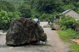 Dông lốc trong đêm, tảng đá 40 tấn lăn xuống khu vực nhà dân ở Cao Bằng