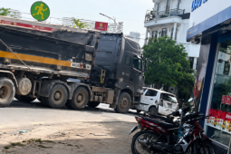Khoảnh khắc ô tô con chuyển làn vào 'điểm mù', bị xe ben ủn đi hàng chục mét