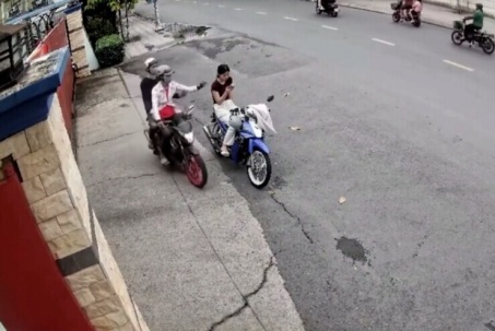 Clip: Cô gái bất lực nhìn điện thoại bị giật mất giữa ban ngày trong tích tắc