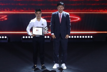 HLV Kim Sang Sik "trao quà" cho Quang Hải, Công an Hà Nội thắng lớn ở V-League Awards