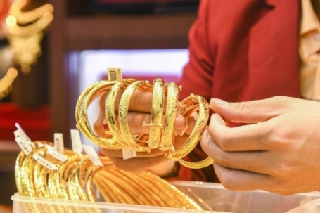 Giá vàng hôm nay 15/6: Tăng mạnh, tiến gần 4.300 USD/ounce