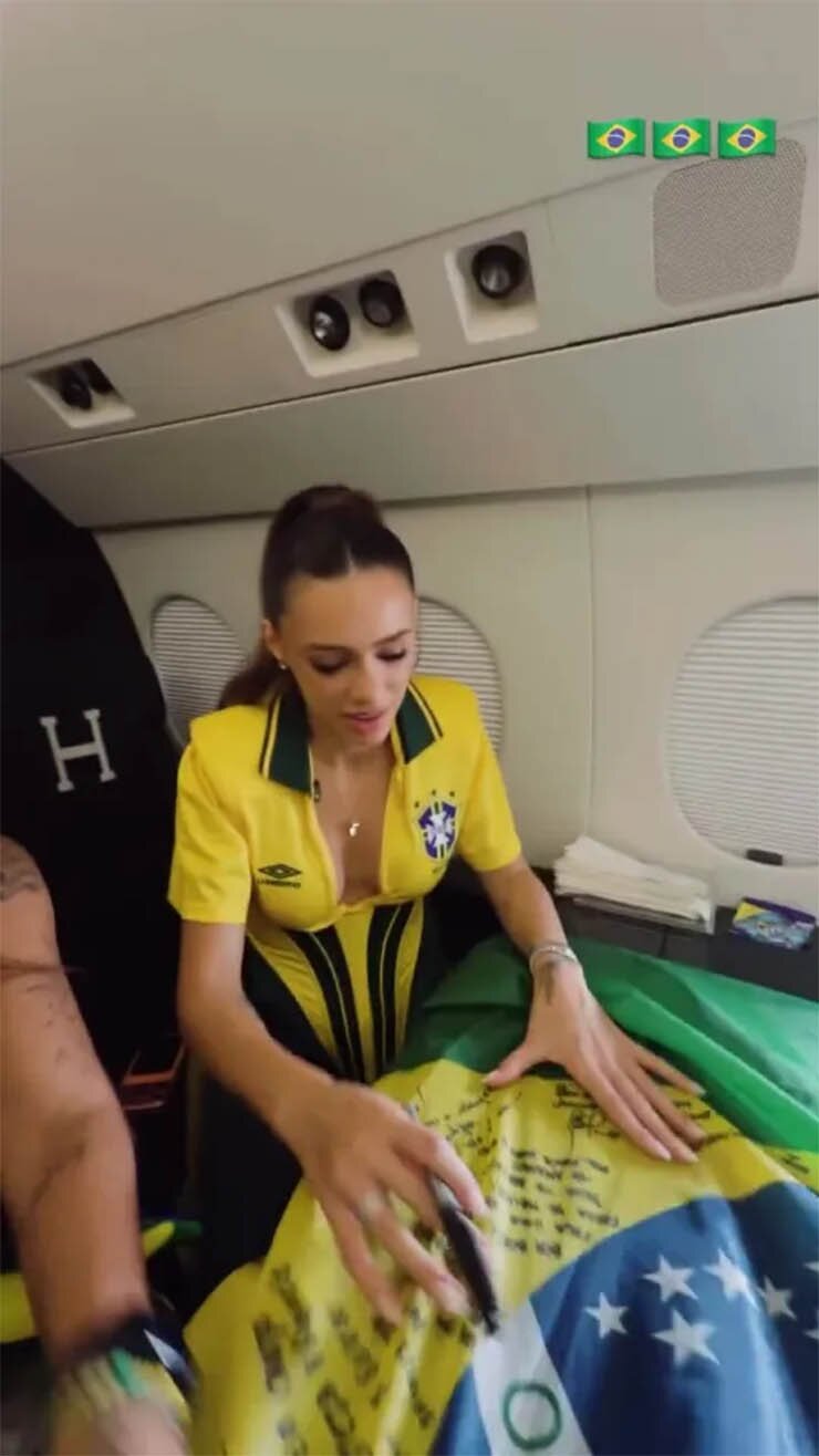 Người tình của Neymar khoe vòng 1 gợi cảm, được ví như "nữ hoàng World Cup" - 2