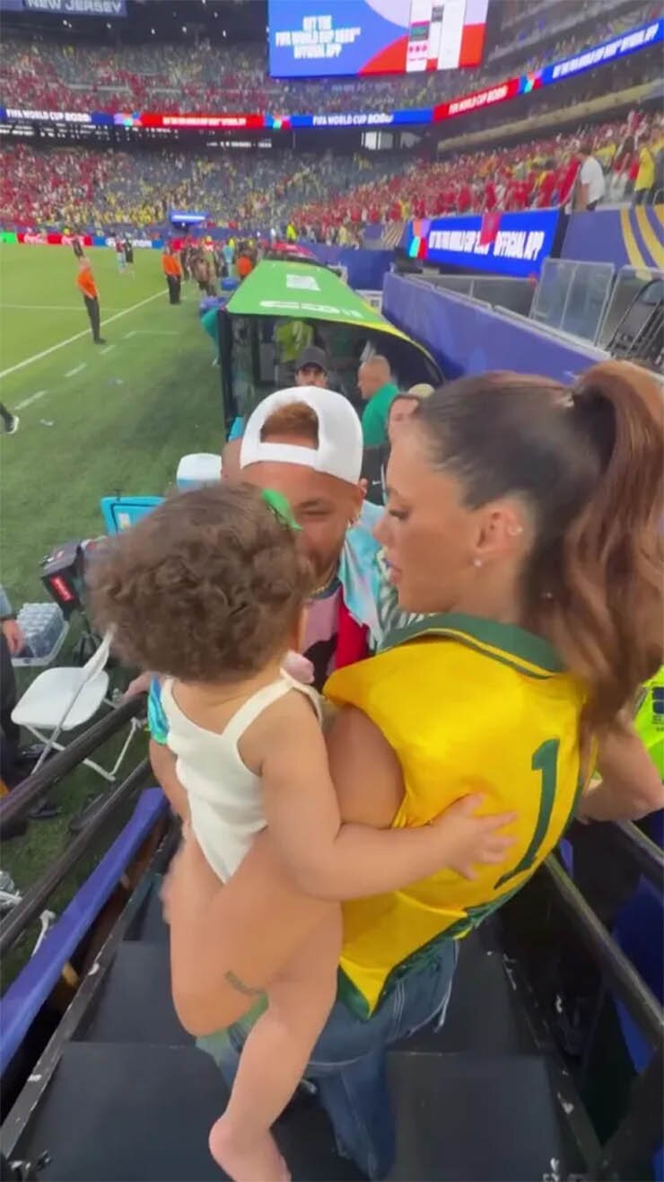 Người tình của Neymar khoe vòng 1 gợi cảm, được ví như "nữ hoàng World Cup" - 4