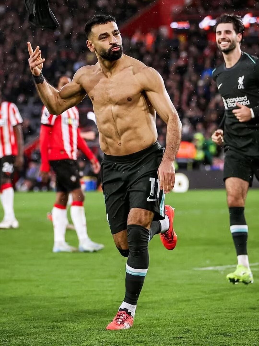 Xếp thứ tư là đội trưởng tuyển Ai Cập, Mohamed Salah, với số điểm 73,27%. Ngôi sao của Liverpool là một trong những gương mặt nổi tiếng và được yêu mến nhất bóng đá thế giới nhờ tài năng, sự khiêm tốn và hình ảnh gần gũi. Mái tóc xoăn đặc trưng, nụ cười thân thiện cùng phong thái điềm đạm giúp chân sút người Ai Cập duy trì sức hút mạnh mẽ với người hâm mộ toàn cầu, đồng thời góp mặt trong nhóm những cầu thủ có ngoại hình ấn tượng nhất tại World Cup 2026.