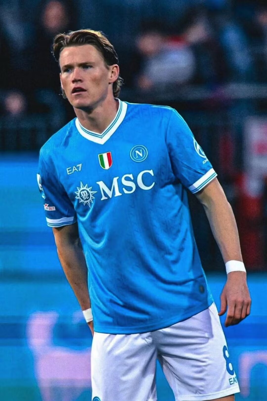 Khép lại Top 10 là tiền vệ Scott McTominay của tuyển Scotland. Ngôi sao đang khoác áo Napoli sở hữu vẻ ngoài nam tính với gương mặt góc cạnh, sống mũi cao cùng phong thái mạnh mẽ đặc trưng của các cầu thủ Anh - Scotland. Bên cạnh sự nghiệp thi đấu ấn tượng, tiền vệ người Scotland còn ghi điểm với hình ảnh điềm tĩnh, chuyên nghiệp và phong cách lịch lãm ngoài sân cỏ.