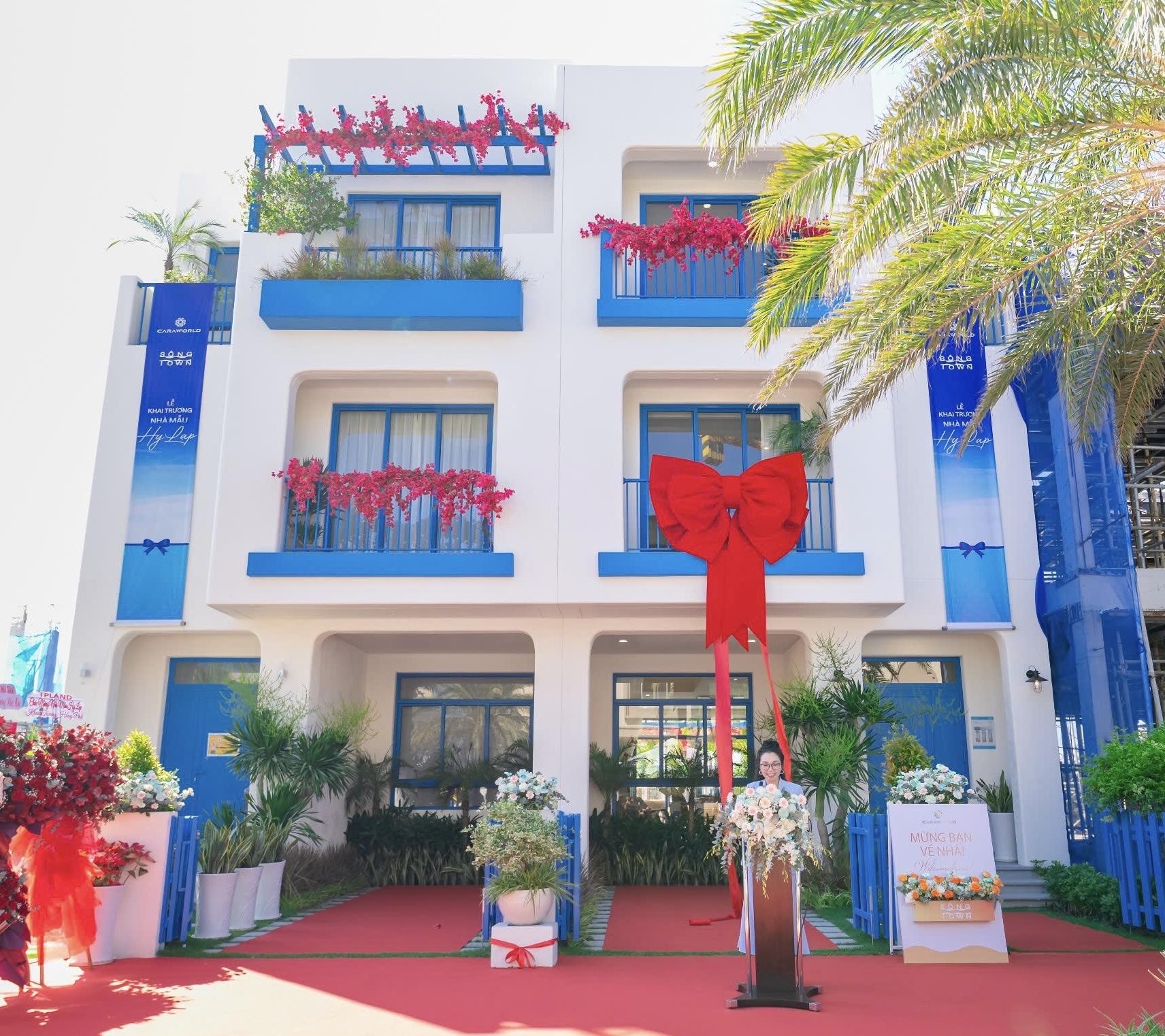 Ngày 13/6, nhà mẫu Hy Lạp thuộc phân khu Sông Town chính thức khai trương, mở cửa đón khách tham quan