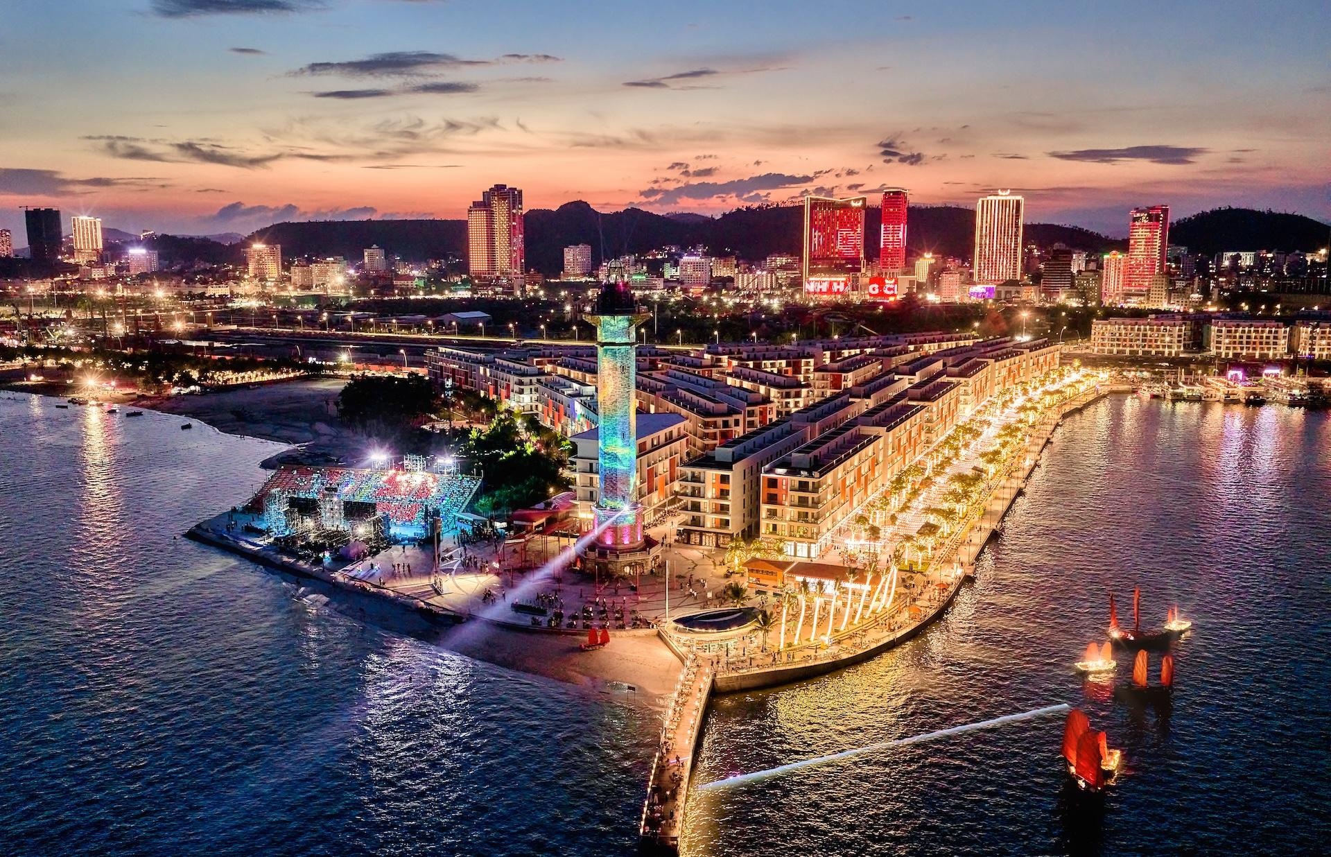 Tuyến phố đêm VUI-Fest Ha Long tấp nập du khách, góp phần nối dài hành trình trải nghiệm từ sáng đến đêm tại Sun Elite City. Ảnh: Ánh Dương