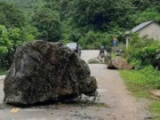 Dông lốc trong đêm, tảng đá 40 tấn lăn xuống khu vực nhà dân ở Cao Bằng