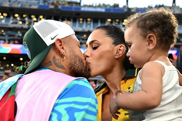 Người tình của Neymar khoe vòng 1 gợi cảm, được ví như "nữ hoàng World Cup" - 3