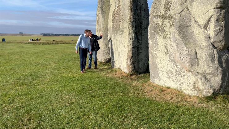 Khối đá Altar Stone nặng khoảng 6 tấn tại trung tâm di tích Stonehenge.