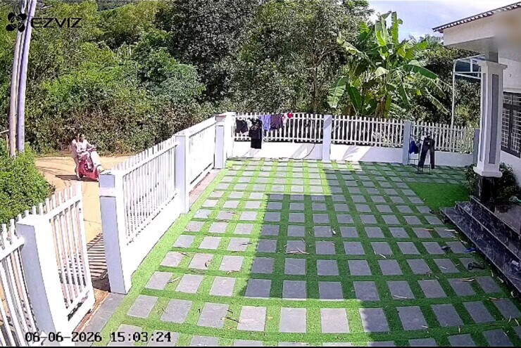 Clip: Hết hồn hai nữ sinh ôm cua rồi lao thẳng vào cổng sắt nhà dân cực mạnh